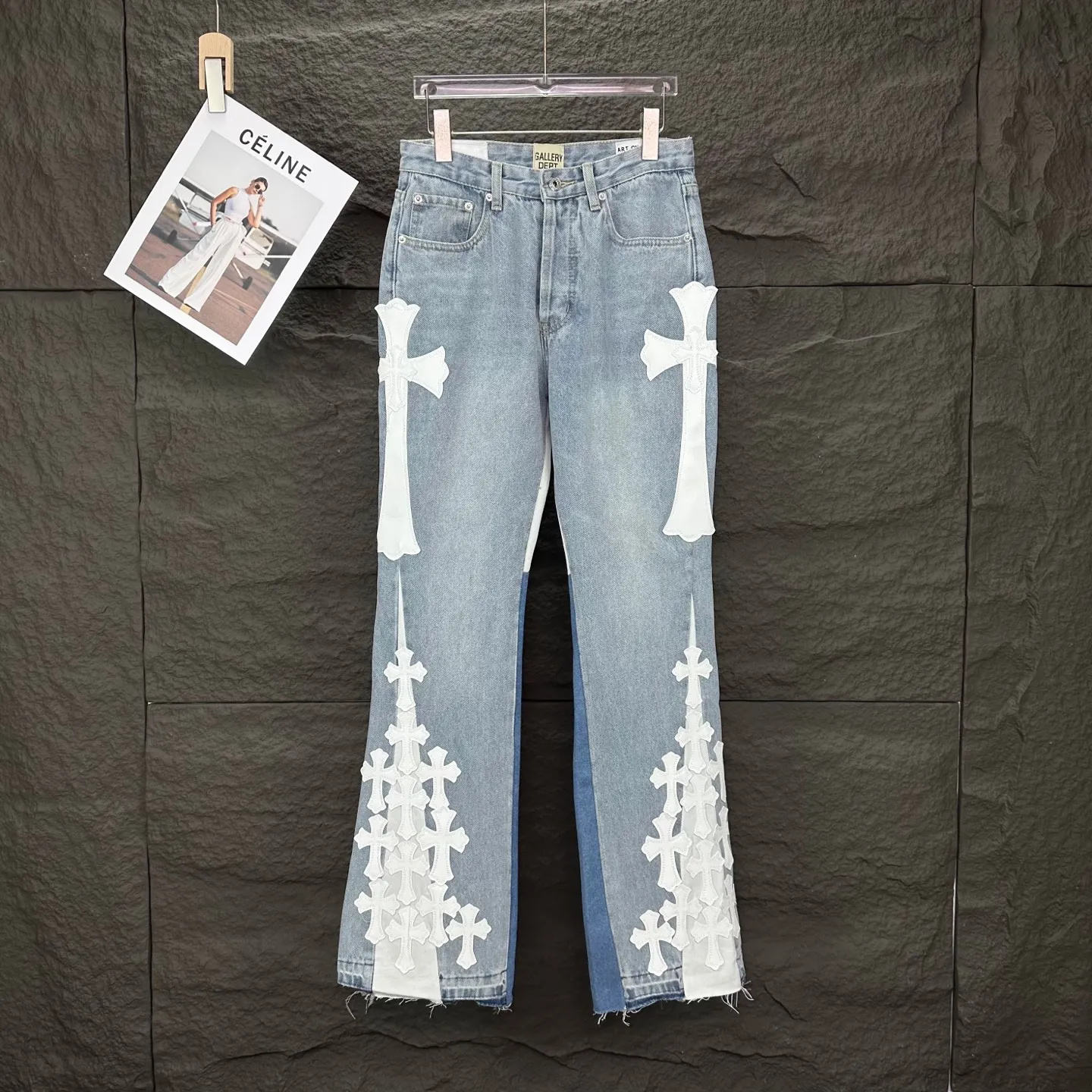 P290 GALLERY DEPT. Co-branded 2025 new multi-stitched cross patch leather couple style loose washed flared jeans 🔥High version🔥High version🔥 Top ceiling quality Styles with different washed textures are very friendly to people with thin legs and thick legs. The straight version is very flattering to the leg shape. Moderate length that never goes out of style, easy to match with casually, basic styling for various styles, a must-have in the wardrobe! The fabric is stiff but also makes the upper body soft without losing texture. The washing process is even more perfect. It is a must-have item for everyone! ! ! Washed wheat, hang tag, pants label, complete with three labels Color: light blue Size: 28, 30, 32, 34, 36 (five sizes)
